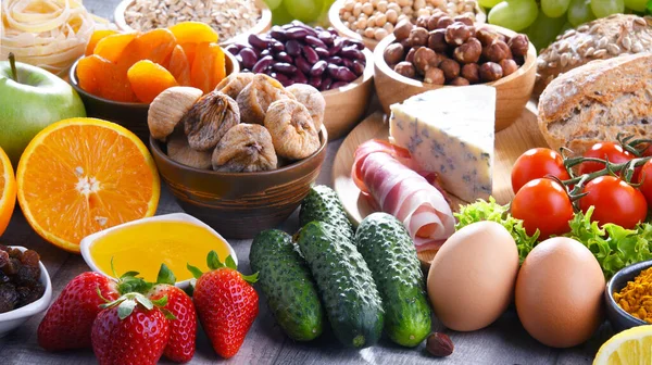 Diverse biologisch voedselproducten op de tafel — Stockfoto