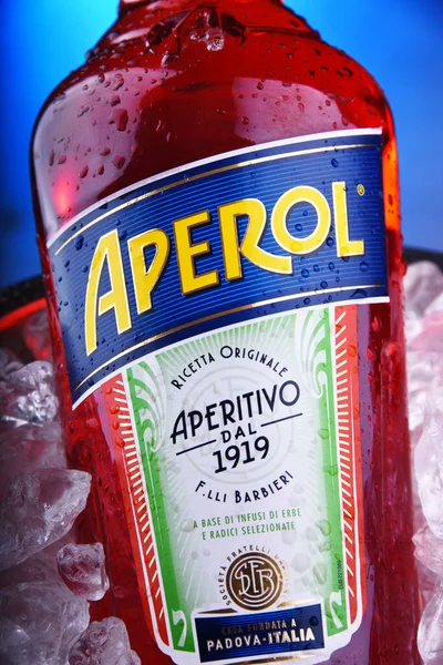 Garrafa de Aperol em balde com gelo picado — Fotografia de Stock