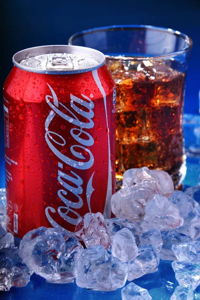Egy kanna Coca-Cola jéggel. — Stock Fotó