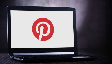 Pinterest 'in logosunu gösteren dizüstü bilgisayar