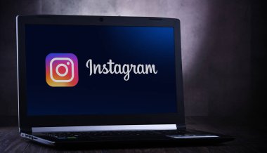 Instagram 'ın logosunu gösteren dizüstü bilgisayar
