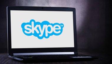Skype logosunu gösteren dizüstü bilgisayar