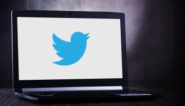 Twitter logosunu gösteren dizüstü bilgisayar