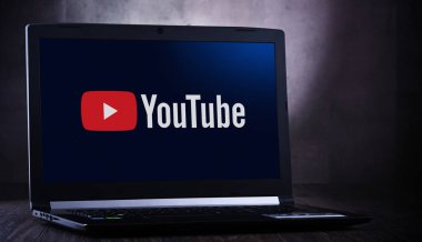 Youtube 'un logosunu gösteren dizüstü bilgisayar