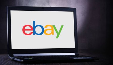 eBay 'in logosunu gösteren dizüstü bilgisayar