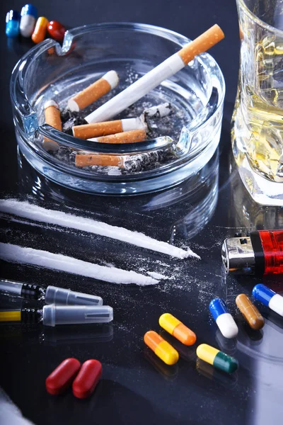 Függőséget okozó anyagok, beleértve az alkoholt, a cigarettát és a kábítószert — Stock Fotó