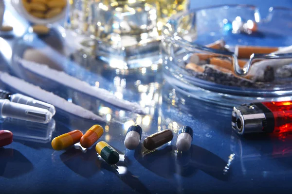 Залежні речовини, включаючи алкоголь, сигарети та наркотики — стокове фото