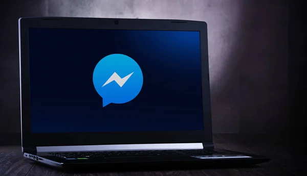 Komputer laptop yang menampilkan logo dari Pesan Facebook — Stok Foto