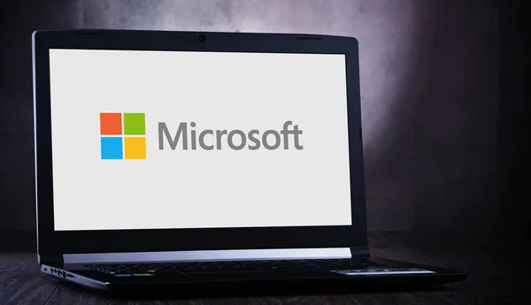 마이크로 소프트 로고를 전시하고 있는 노트북 컴퓨터 — 스톡 사진