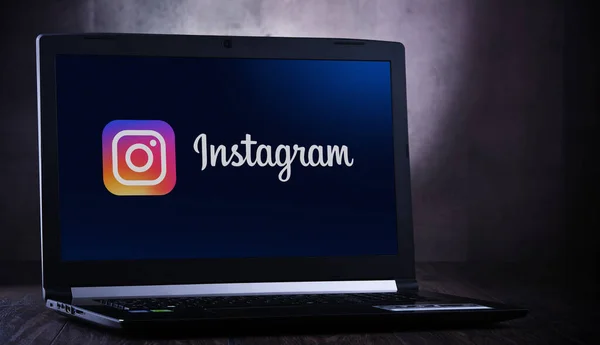 Laptop komputer wyświetlający logo Instagram — Zdjęcie stockowe