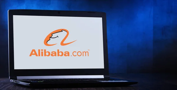 Ordenador portátil que muestra el logo Alibaba — Foto de Stock