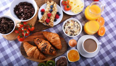 Kahve, meyve suyu, kruvasan ve meyve ile Kahvaltı
