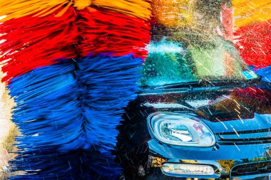 Otomatik oto yıkama makinesinden geçen araba. 