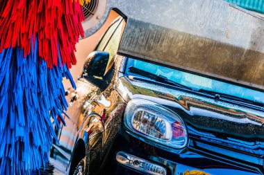 Otomatik oto yıkama makinesinden geçen araba. 