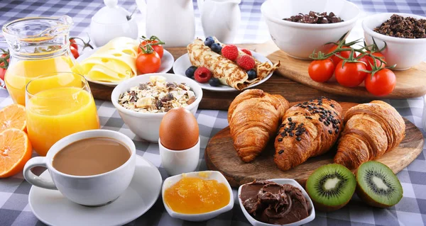 Petit déjeuner servi avec café, jus de fruits, croissants et fruits — Photo