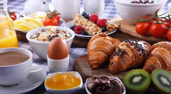 Kahve, meyve suyu, kruvasan ve meyve ile Kahvaltı — Stok fotoğraf