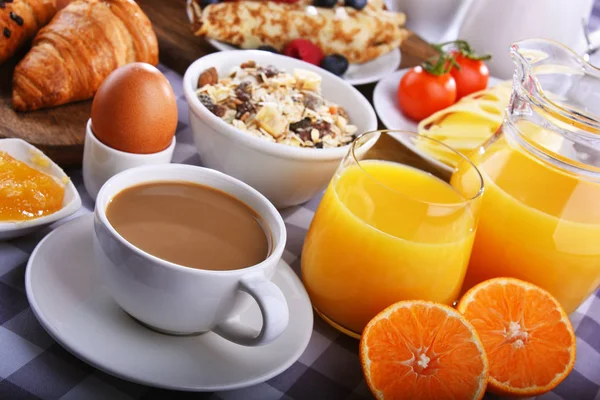 Śniadanie z kawą, sok, rogaliki i owoce — Zdjęcie stockowe