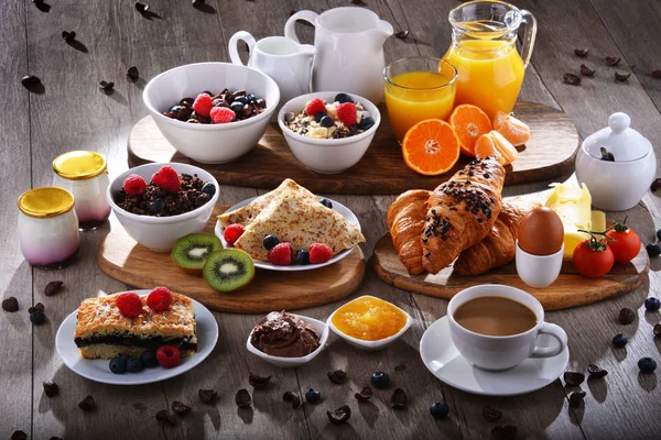 Colazione servita con caffè, succo di frutta, croissant e frutta — Foto Stock