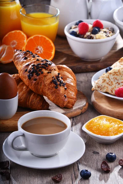 Petit déjeuner servi avec café, jus de fruits, croissants et fruits — Photo