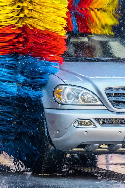 Carro passando por uma máquina automatizada de lavar carros — Fotografia de Stock