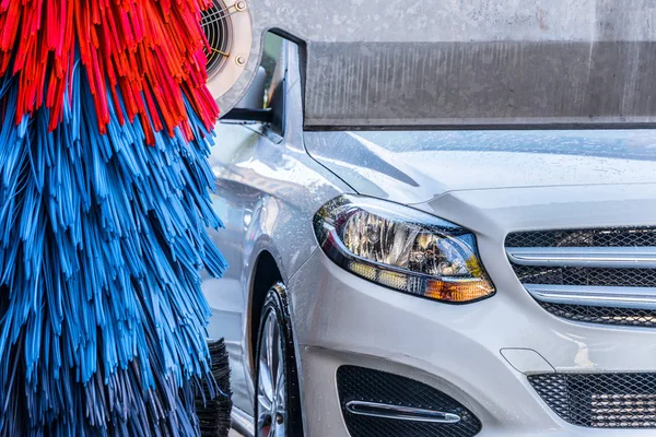 Auto fährt durch eine automatisierte Waschmaschine — Stockfoto