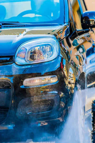 Voiture passant par une machine automatique de lavage de voiture — Photo