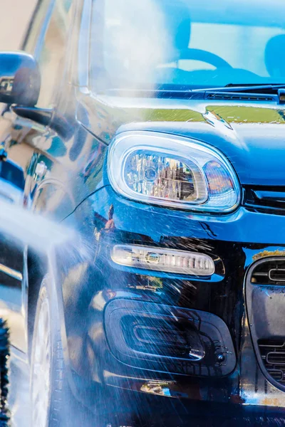 Voiture passant par une machine automatique de lavage de voiture — Photo