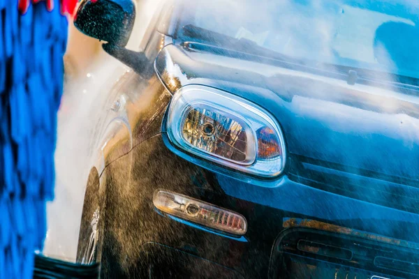 Samochód przechodzi przez automatyczną myjnię samochodową — Zdjęcie stockowe