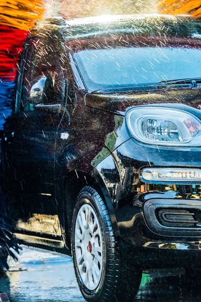 Voiture passant par une machine automatique de lavage de voiture — Photo