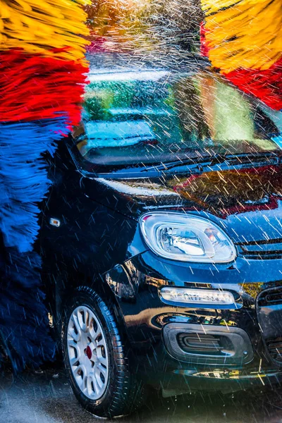 Auto che passa attraverso una lavatrice automatizzata — Foto Stock