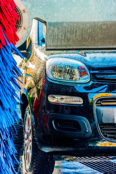 Carro passando por uma máquina automatizada de lavar carros — Fotografia de Stock