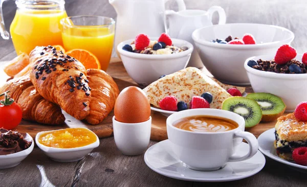 Ontbijt met koffie, SAP, croissants en fruit — Stockfoto