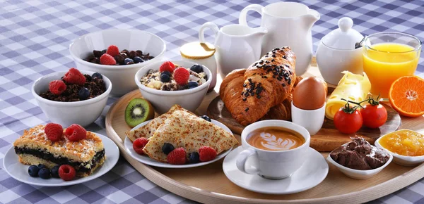 Desayuno servido con café, zumo, croissants y frutas — Foto de Stock