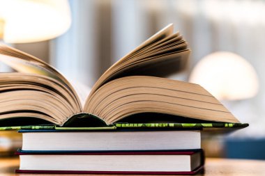 Kütüphanede masada yalan Defteri'ni açar