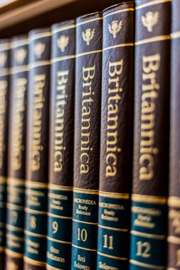 Britannica ansiklopedisi bir halk kütüphanesinin rafında ciltleniyor