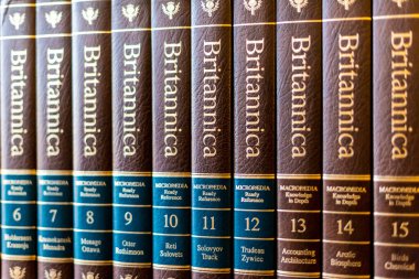 Britannica ansiklopedisi bir halk kütüphanesinin rafında ciltleniyor