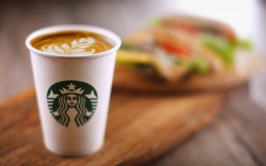 Starbucks kahve ve sandviç Kupası ile kompozisyon