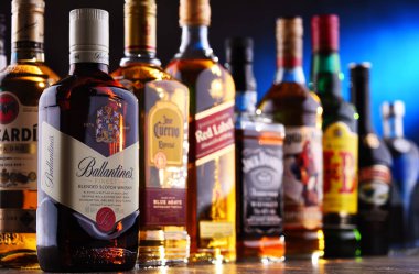 Çeşitli küresel içki markaları şişe