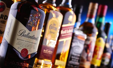 Çeşitli küresel içki markaları şişe