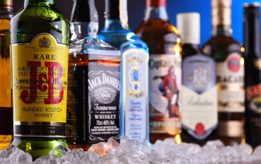 Çeşitli küresel içki markaları şişe