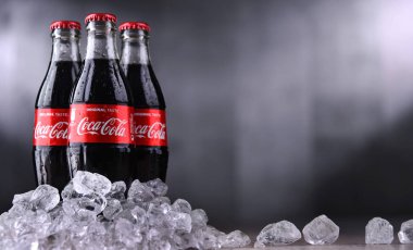 Üç şişe Coca-Cola.
