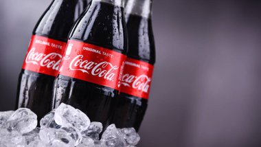 Üç şişe Coca-Cola.