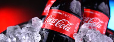 Üç şişe Coca-Cola.