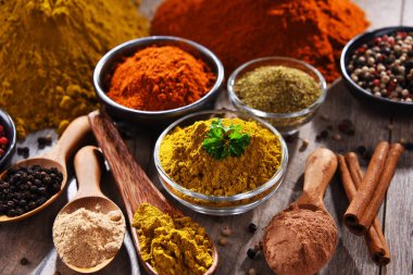 Baharat mutfak masasının üzerinde çeşitli