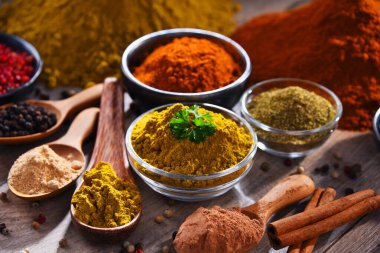 Baharat mutfak masasının üzerinde çeşitli
