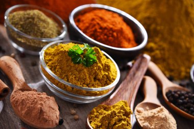 Baharat mutfak masasının üzerinde çeşitli