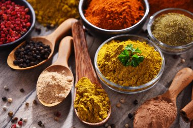 Baharat mutfak masasının üzerinde çeşitli