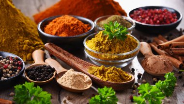 Baharat mutfak masasının üzerinde çeşitli