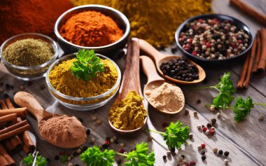 Baharat mutfak masasının üzerinde çeşitli