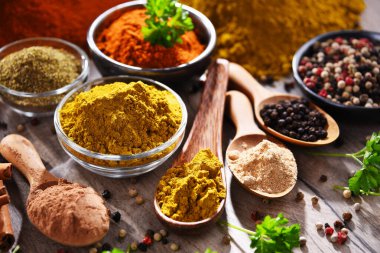 Baharat mutfak masasının üzerinde çeşitli